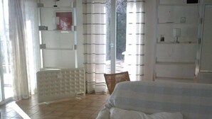 A living room with a sofa, a radiator, and a table with fruit. - houses / villas - 5 rooms - 6/8 persons (Magagnosc)
