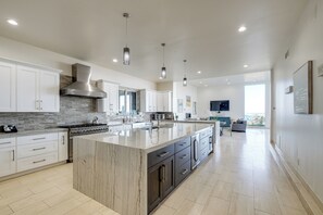 Geladeira, micro-ondas, cooktop, lava-louças