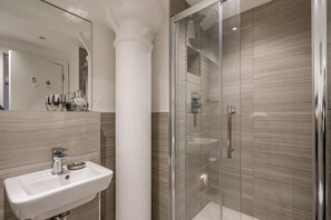 Een douche, een haardroger, handdoeken