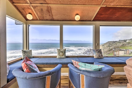 Interior. 'Rahus Ocean Refuge' with Manchester Coast Views!