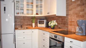 Jääkaappi, liesi, astianpesukone, kahvin-/teenkeitin