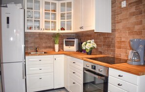 Kjøleskap, kokeplater, oppvaskmaskin og kaffetrakter/tekoker