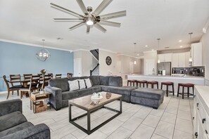 TV connectée, console de jeux vidéo, baby-foot, table de tennis de table