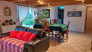 Fernseher, Kamin, Videospiele, DVD-Player