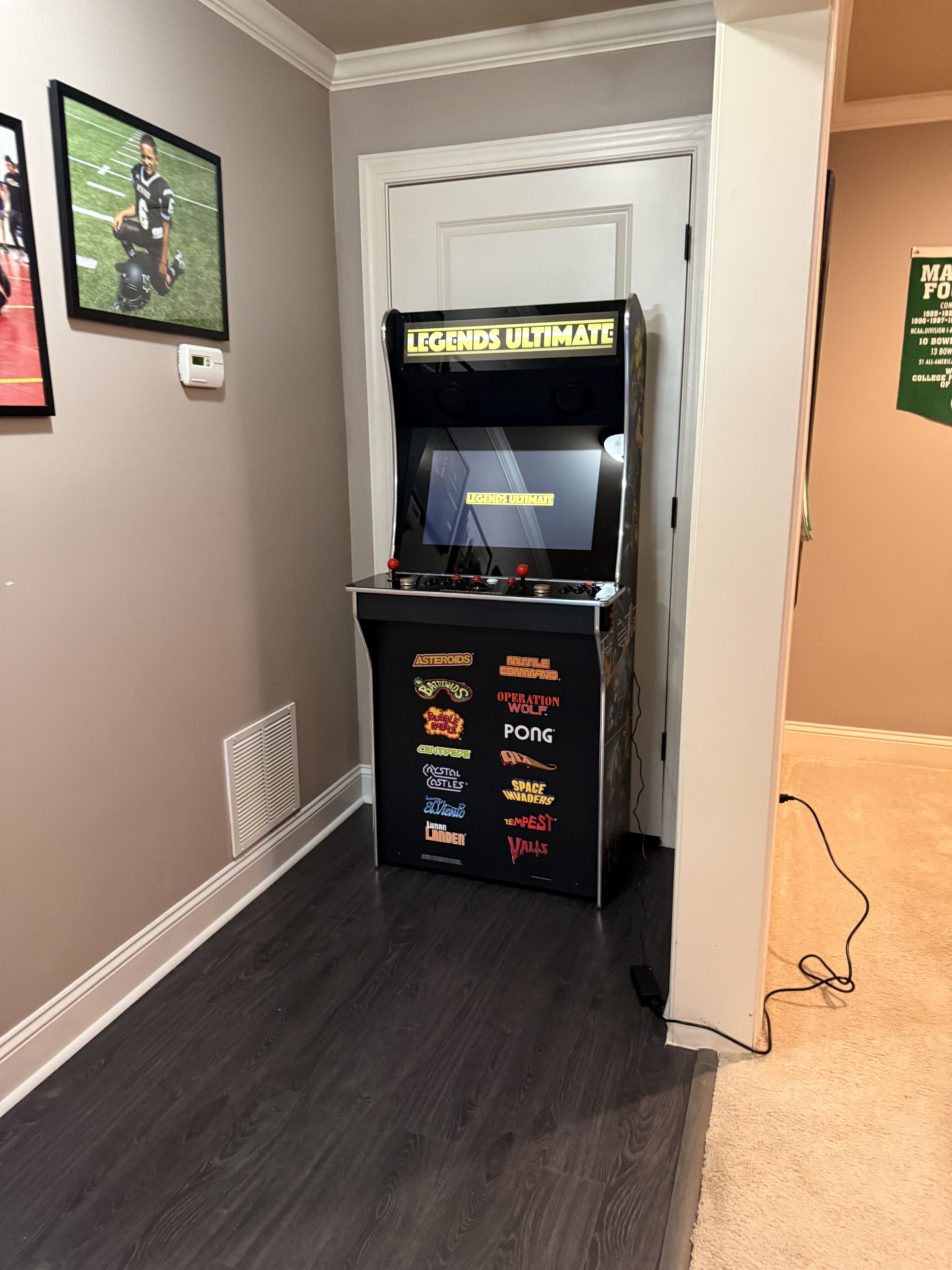 Una sala de juegos recreativos con una selección de juegos, incluyendo Asteroids, Space Invaders y Pong.