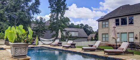 Una piscina al aire libre