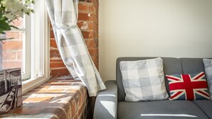 TV - Cocoa Suites 35 - York city centre studio (with parking) - sleeps 3 (York)
