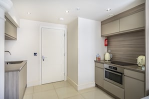 Kühlschrank, Mikrowelle, Herdplatte, Toaster