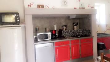 Réfrigérateur, micro-ondes, four, plaque de cuisson