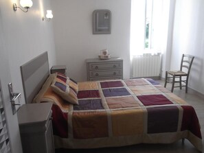 3 chambres, fer et planche Ă repasser