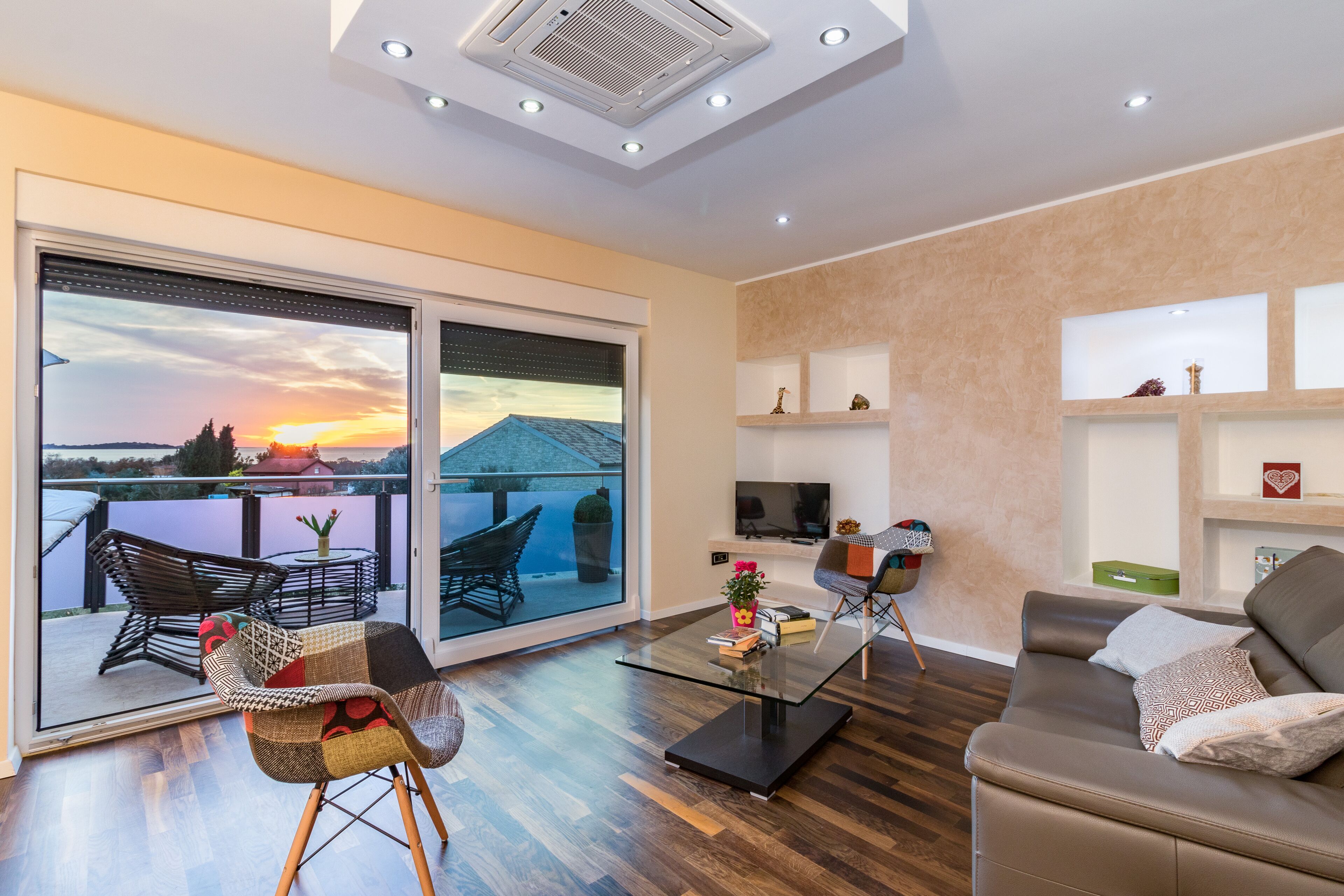 電視、壁爐、DVD 播放機、乒乓球設施