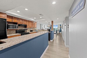 Køleskab, mikrobølgeovn, ovn, kogeplade