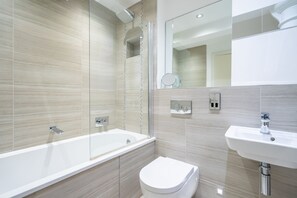 Combined shower/tub, hair dryer, towels