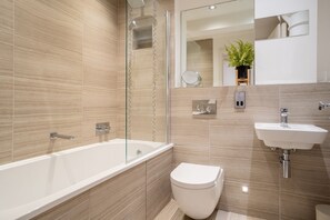 Bañera con ducha, secador de pelo, toallas