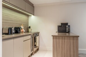 Refrigerador, horno, placa de cocina, lavavajillas