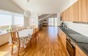 Fridge, microwave, stovetop, dishwasher - Cozy apartment in Rönnäng with kitchen (Rönnäng)