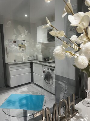 Réfrigérateur, micro-ondes, plaque de cuisson, cafetière/bouilloire