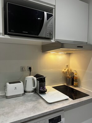 Réfrigérateur, micro-ondes, plaque de cuisson, cafetière/bouilloire