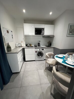 Coffee/tea maker, fridge, microwave, stovetop