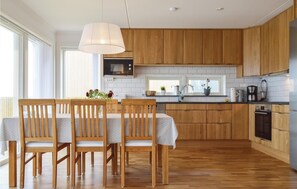 Fridge, stovetop, dishwasher, coffee/tea maker - 2 bedroom cozy apartment in Rönnäng (Rönnäng)