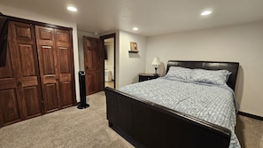 5 bedrooms, iron/ironing board, travel crib, WiFi - Modern Craftsman on Historic 8th St-Fargo (Fargo)