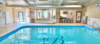 2 Bedroom Lodge Suite with Kitchen, Fireplace, and Jacuzzi Tub