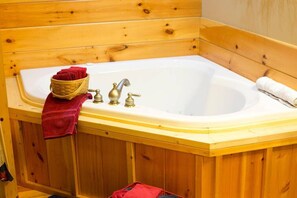 Een haardroger, handdoeken