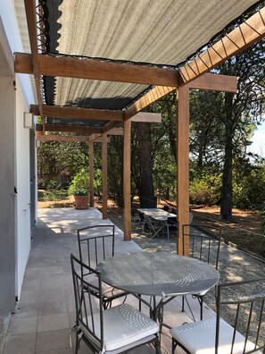 Outdoor dining - HOUSE WITH SWIMMING POOL NEAR GOLF, TENNIS AND HIPPICAL CENTER (Aix-en-Provence)