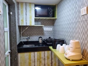 Kylskåp, mikrovågsugn, spishäll och grytor/köksredskap