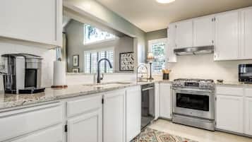 冷蔵庫、電子レンジ、オーブン、コンロ