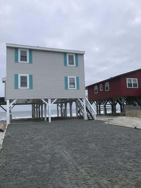 The Sand Lot - Oceanfront 4 bedroom 2 Bath home on Ocean Isle Beach