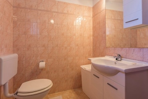 Douche, sĂšche-cheveux, serviettes fournies