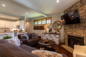 Een televisie en een open haard