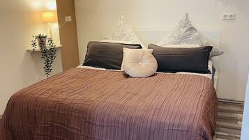 2 bedrooms, iron/ironing board, free WiFi, bed sheets