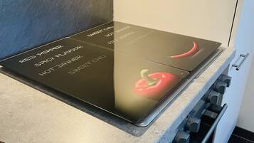 Kühlschrank, Mikrowelle, Ofen, Herdplatte