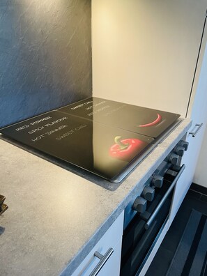 Kühlschrank, Mikrowelle, Ofen, Herdplatte