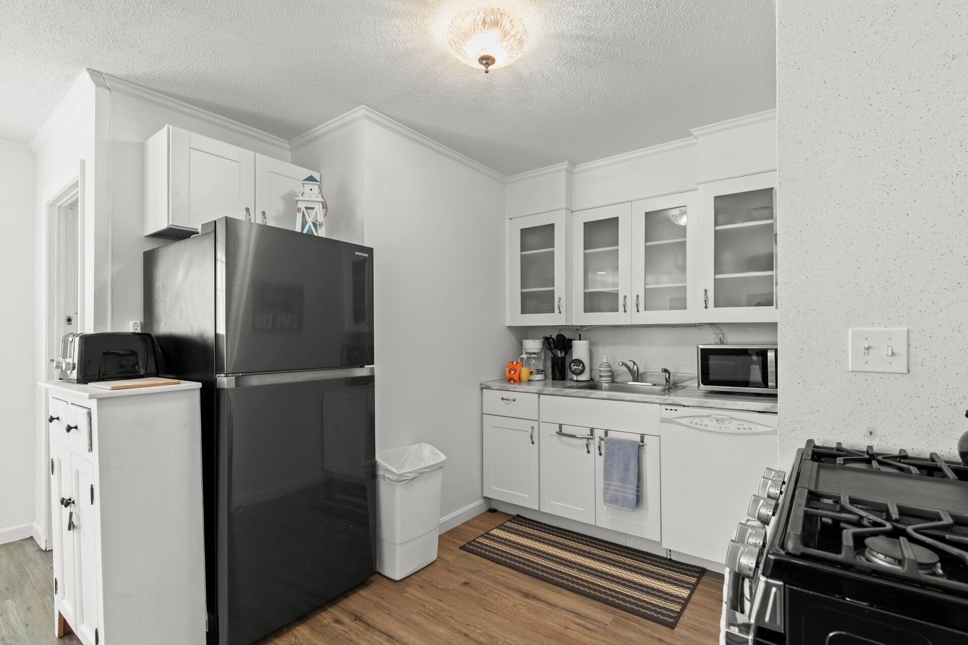 Coffee/tea maker, fridge, microwave, oven