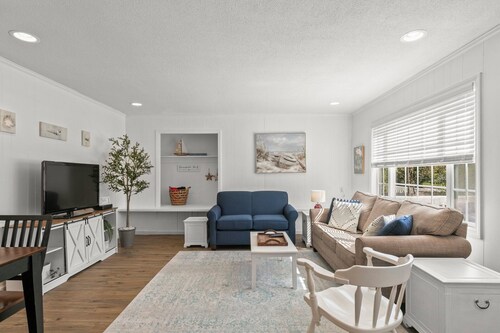 Walk To Beaches, Main Street, and Harbor. 2BR Cottage. Quiet Area. Captain Gosnold Village 8AB