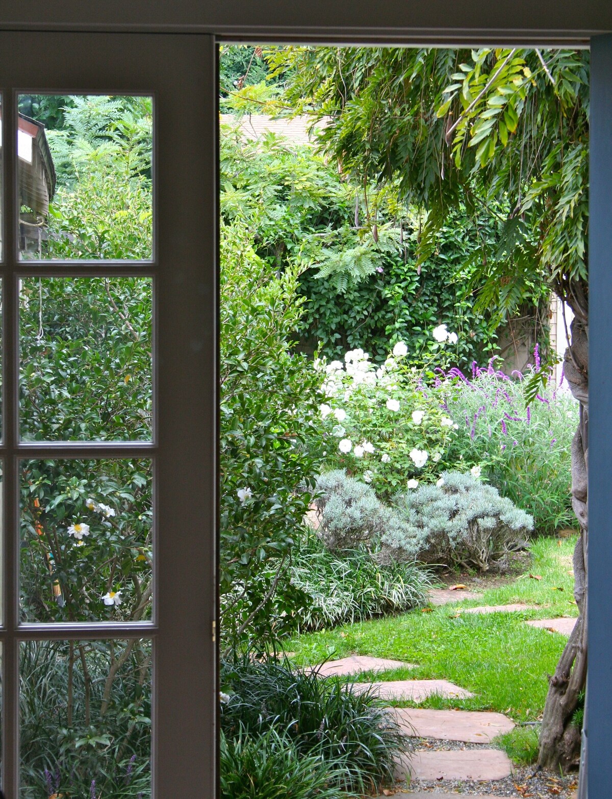 Secret Garden Hideaway-3 bd/4bth, beautiful yard, walk to town. Pet friendly, AC