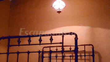 6 quartos, escrivaninha, berço de viagem, roupa de cama