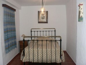 6 slaapkamers, een bureau, reisbedje, beddengoed