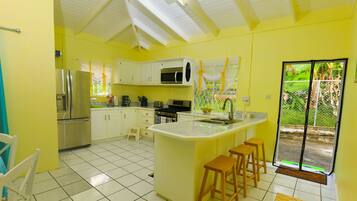 Luxury Bungalow, Multiple Beds, Mountain View | Shared kitchen | Fridge, microwave, stovetop, coffee/tea maker