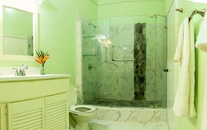 ลักซ์ชัวรี่บังกะโล, หลายเตียง, วิวภูเขา | ห้องน้ำ | ของใช้ในห้องน้ำฟรี, ผ้าเช็ดตัว