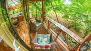 Outdoor dining - Cabañita Las Heliconias. WiFi - A / C (San Carlos)