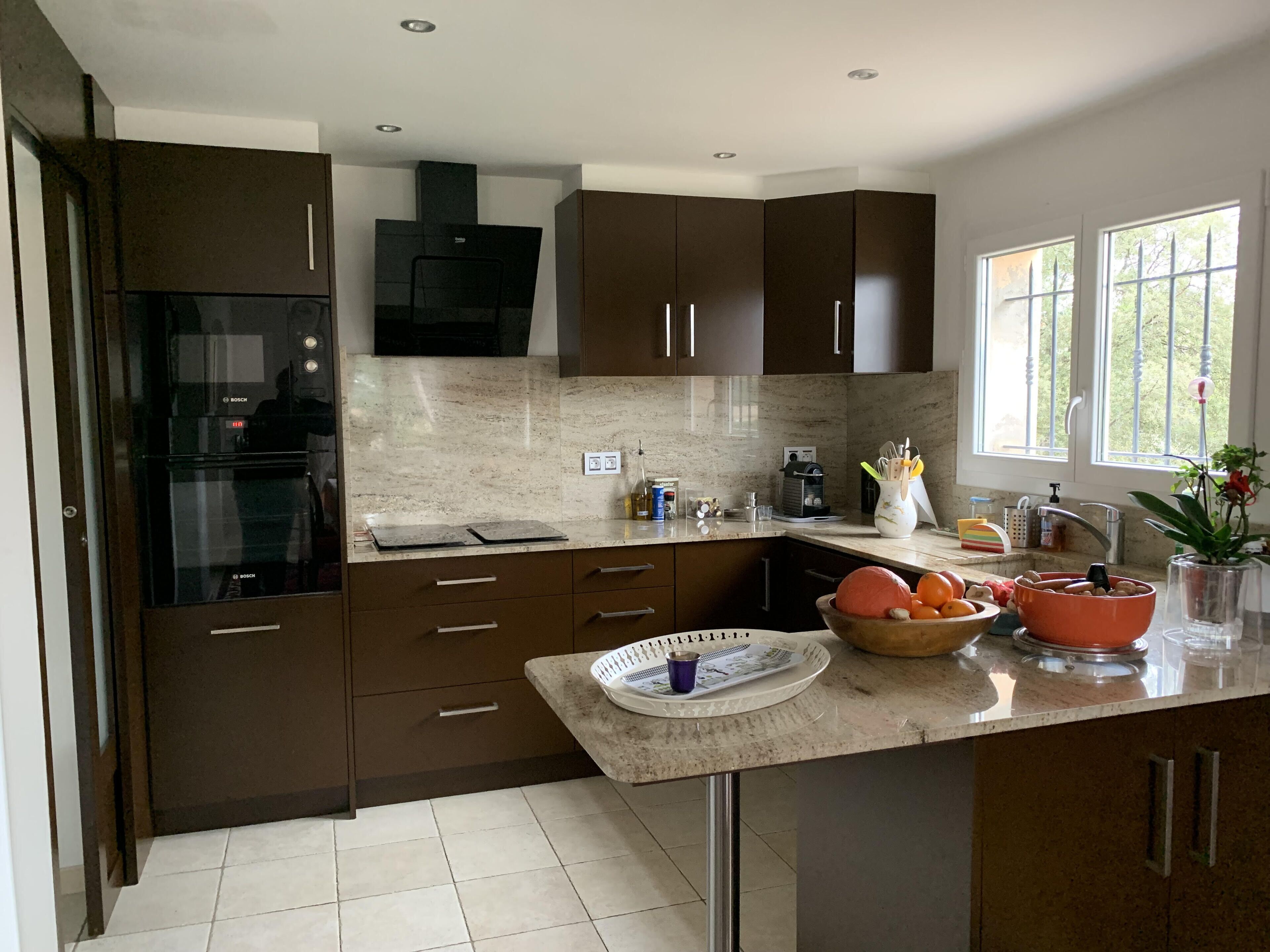 冷蔵庫、電子レンジ、オーブン、コンロ