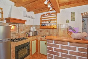 Fridge, oven, stovetop, coffee/tea maker