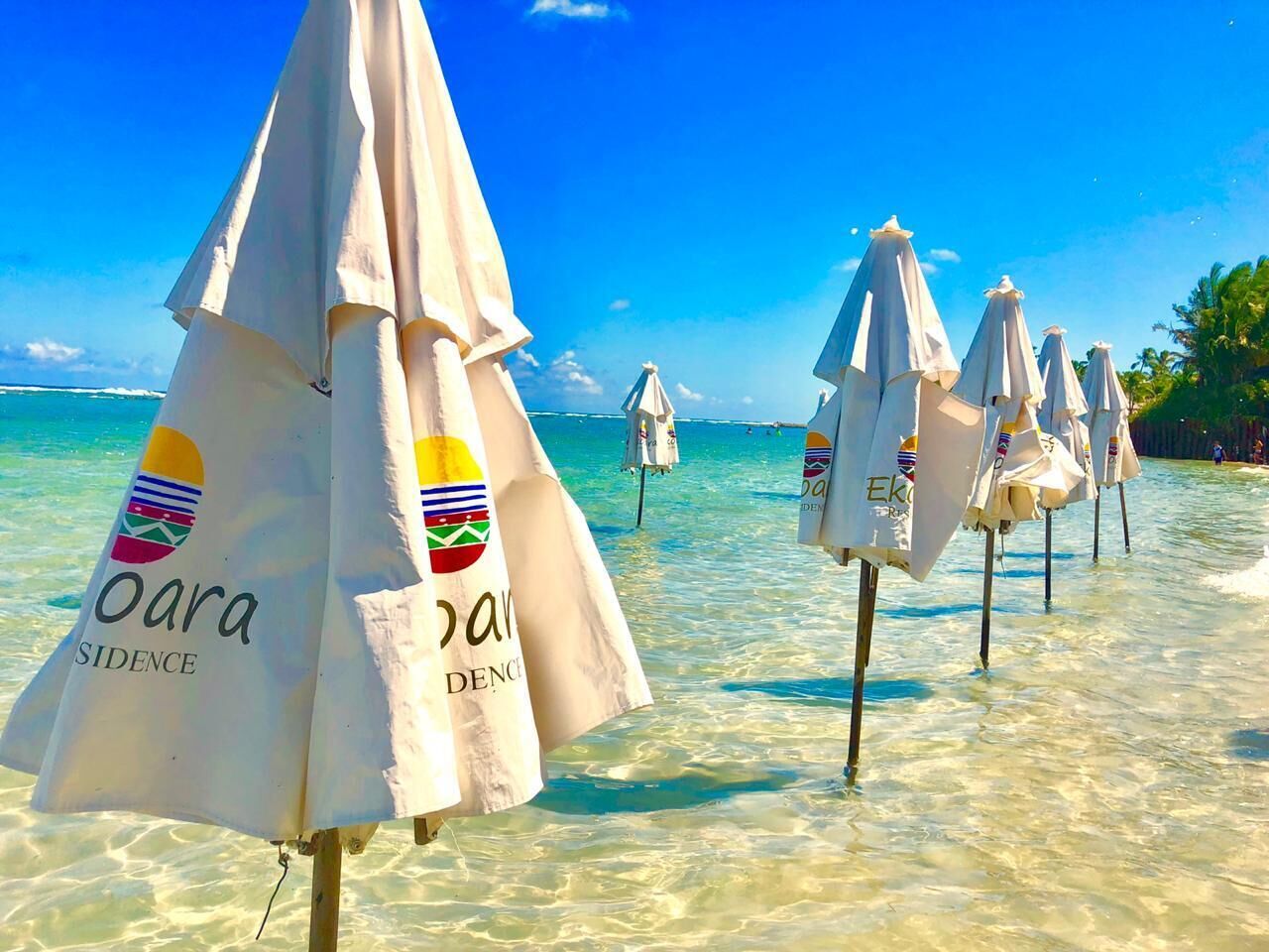 Na praia, espreguiçadeiras 