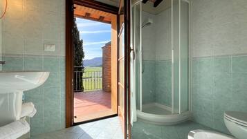 Doccia, asciugacapelli, bidet, asciugamani