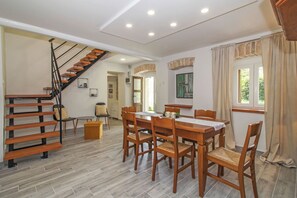 Dining - Holiday house Filip * large plot with garden, private pool, free WiFi (Nedescina)