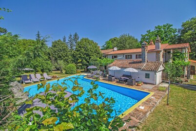 Holiday house Filip * large plot with garden, private pool, free WiFi